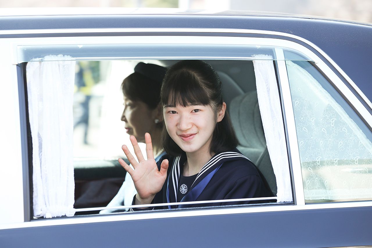 中学卒業の報告の拝礼のため、約11年ぶりに皇居の「宮中三殿」に出向かれた（3月24日）