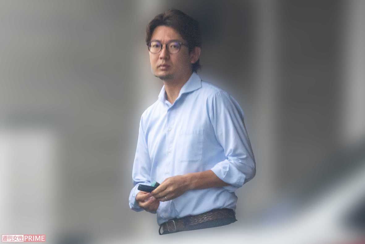 2026年6月中旬、直撃に応じたフジテレビの谷岡慎一アナ。手には電子タバコらしきものが
