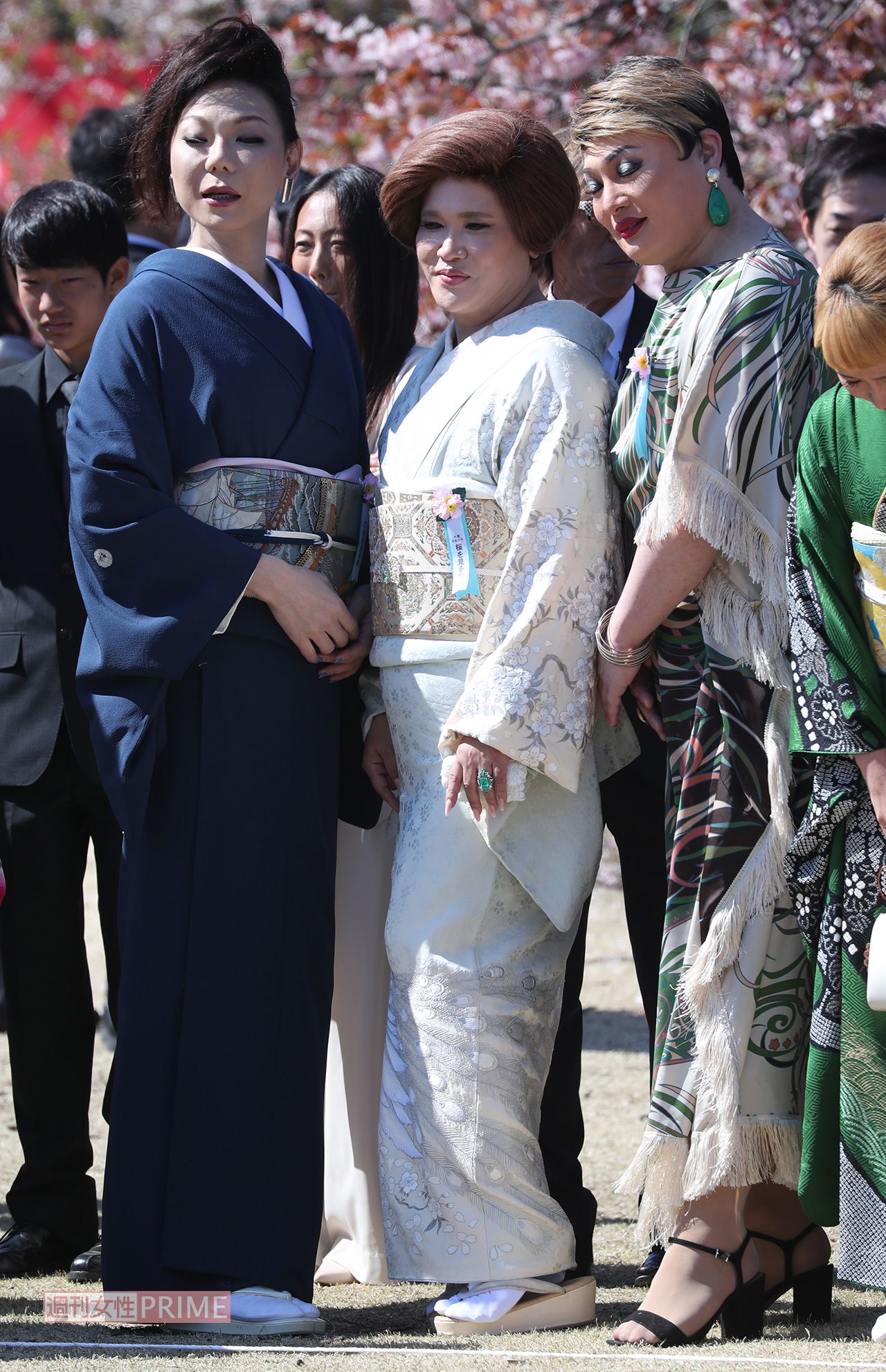 「桜を見る会」（2019年）で記念撮影をする、左からミッツ・マングローブ、IKKO、ナジャ・グランディーバ