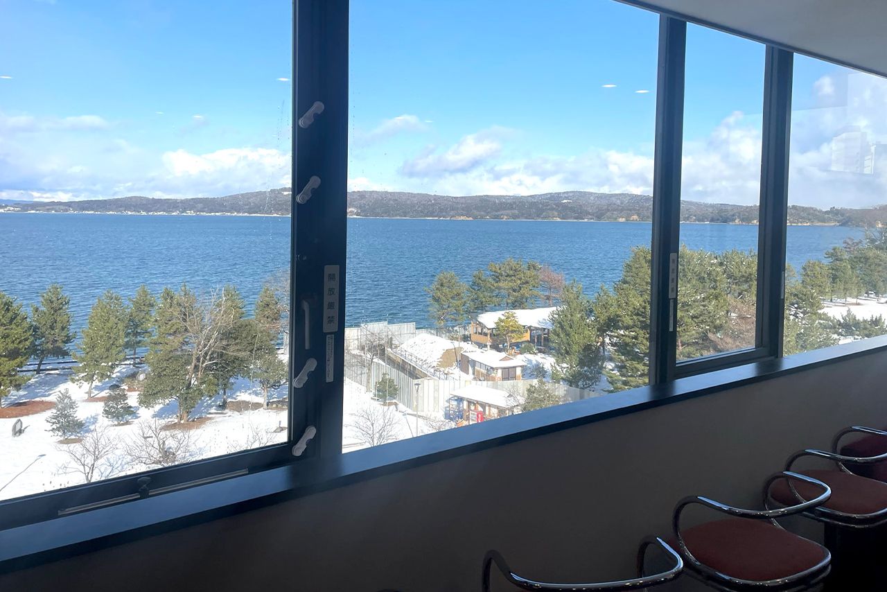 スロットコーナーからは能登の美しい景色も見られる　写真提供／能登の宿 和倉温泉はまづる