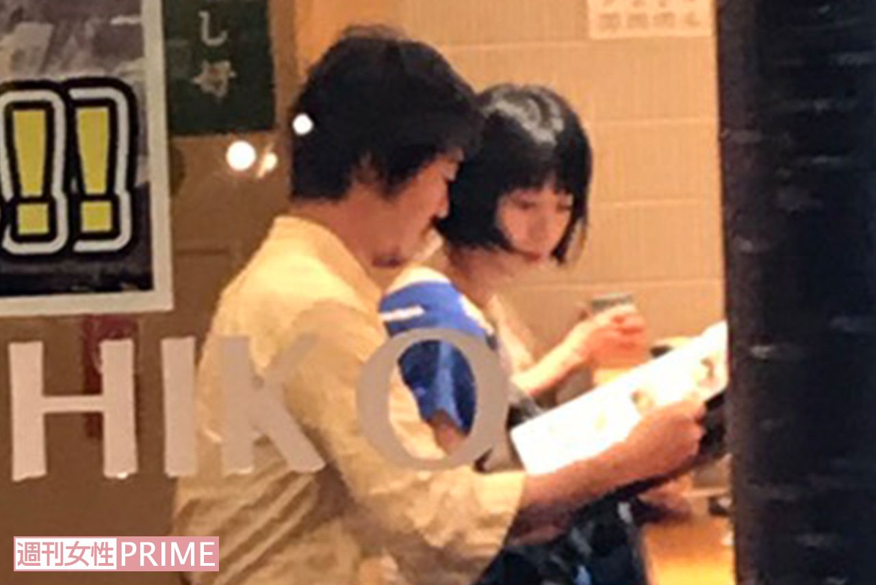都内のすし店で食事をする新井浩文と夏帆