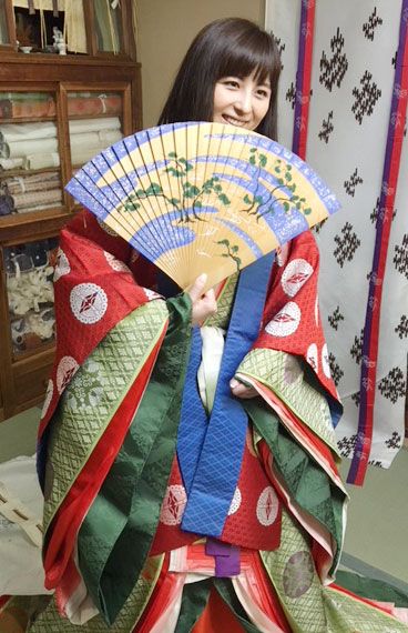『継ぐ女神』で重量20キロもある十二単の試着体験も。「最初はエプロンだけだったりしたものが、どんどん本格化してます（笑）」