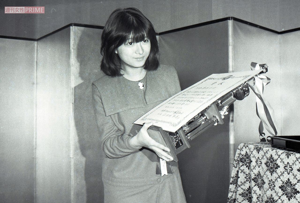 ゴールデンディスク賞「新人賞」を受賞しおじぎをする河合奈保子