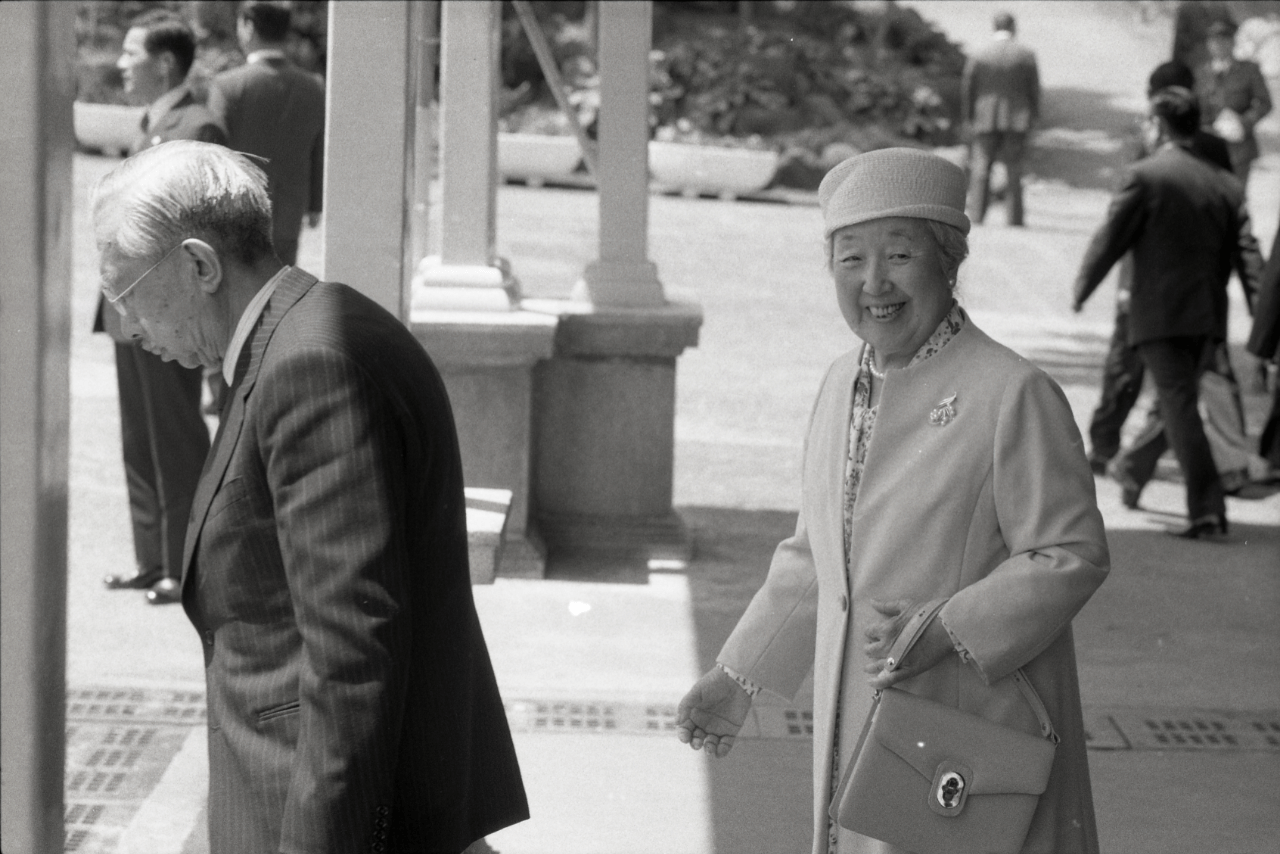 佳子さまの曽祖母にあたる香淳皇后（右）