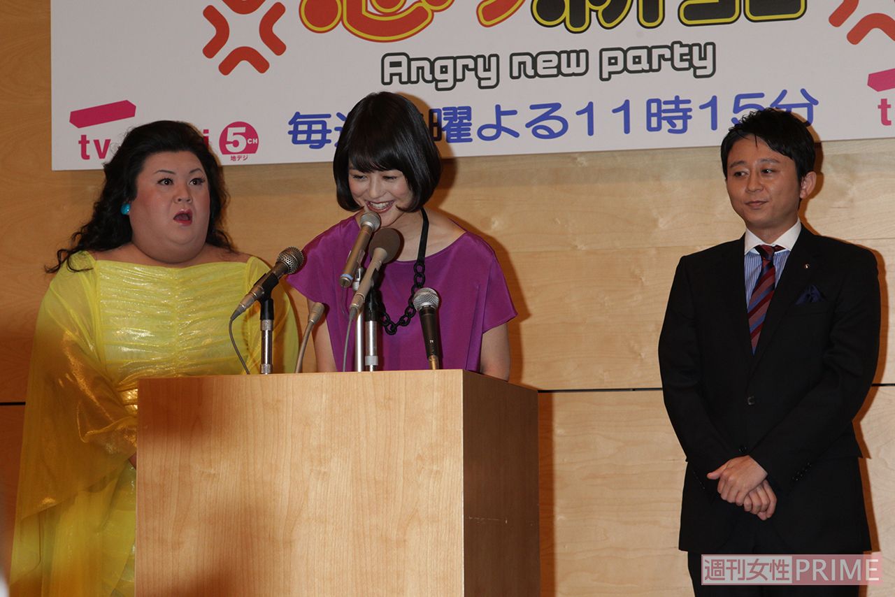 『マツコ&有吉の怒り新党』記者会見、夏目のスピーチに目を丸くするマツコ・デラックス（'11年10月）