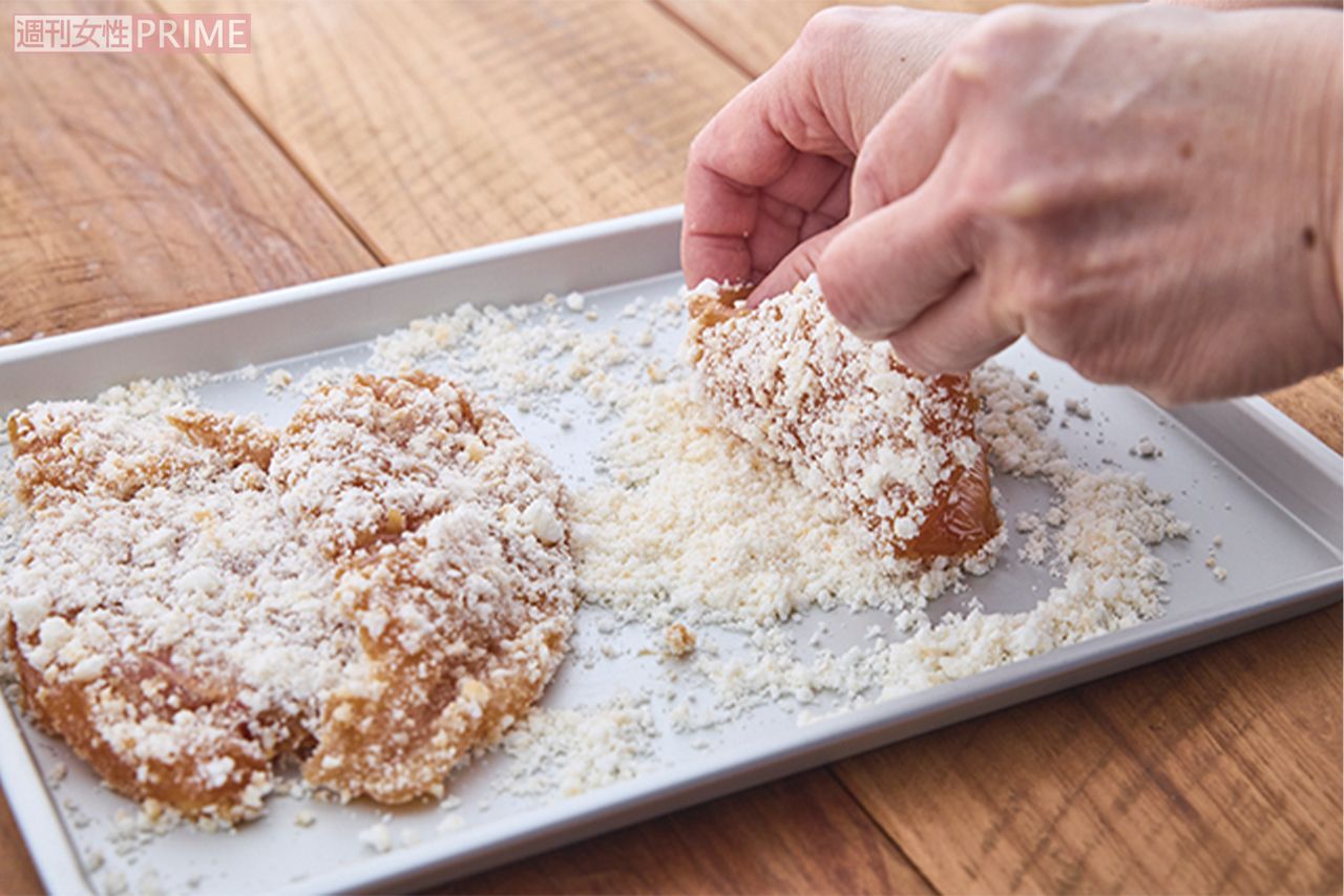 砕いたおせんべいが混ざった衣がサクサク食感の秘訣　撮影／廣瀬靖士