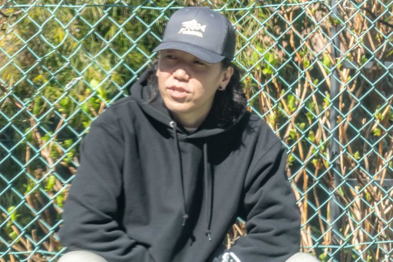 記者の直撃に答えるギター・葵