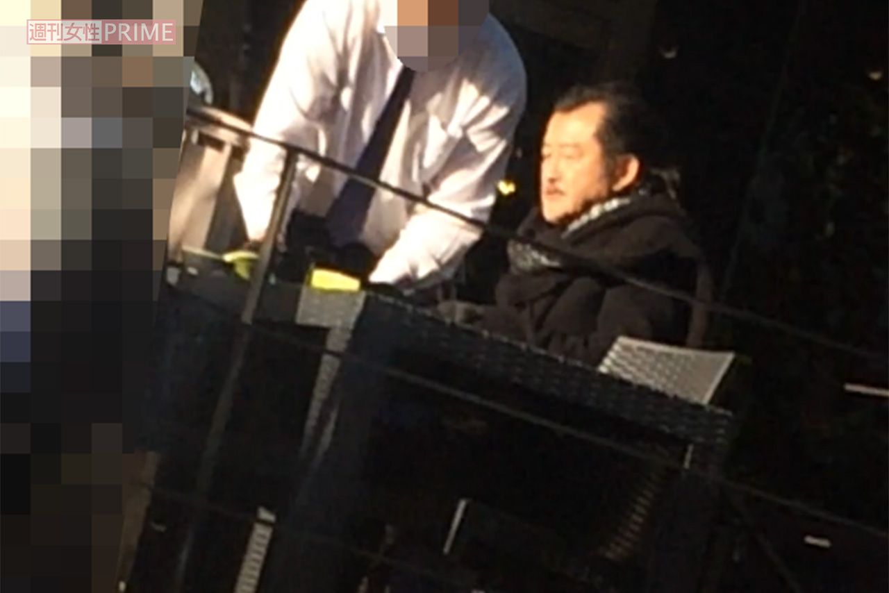 '18年1月、オフの日に愛犬を連れて都内の鉄板焼き店で食事を楽しんでいた吉田夫妻