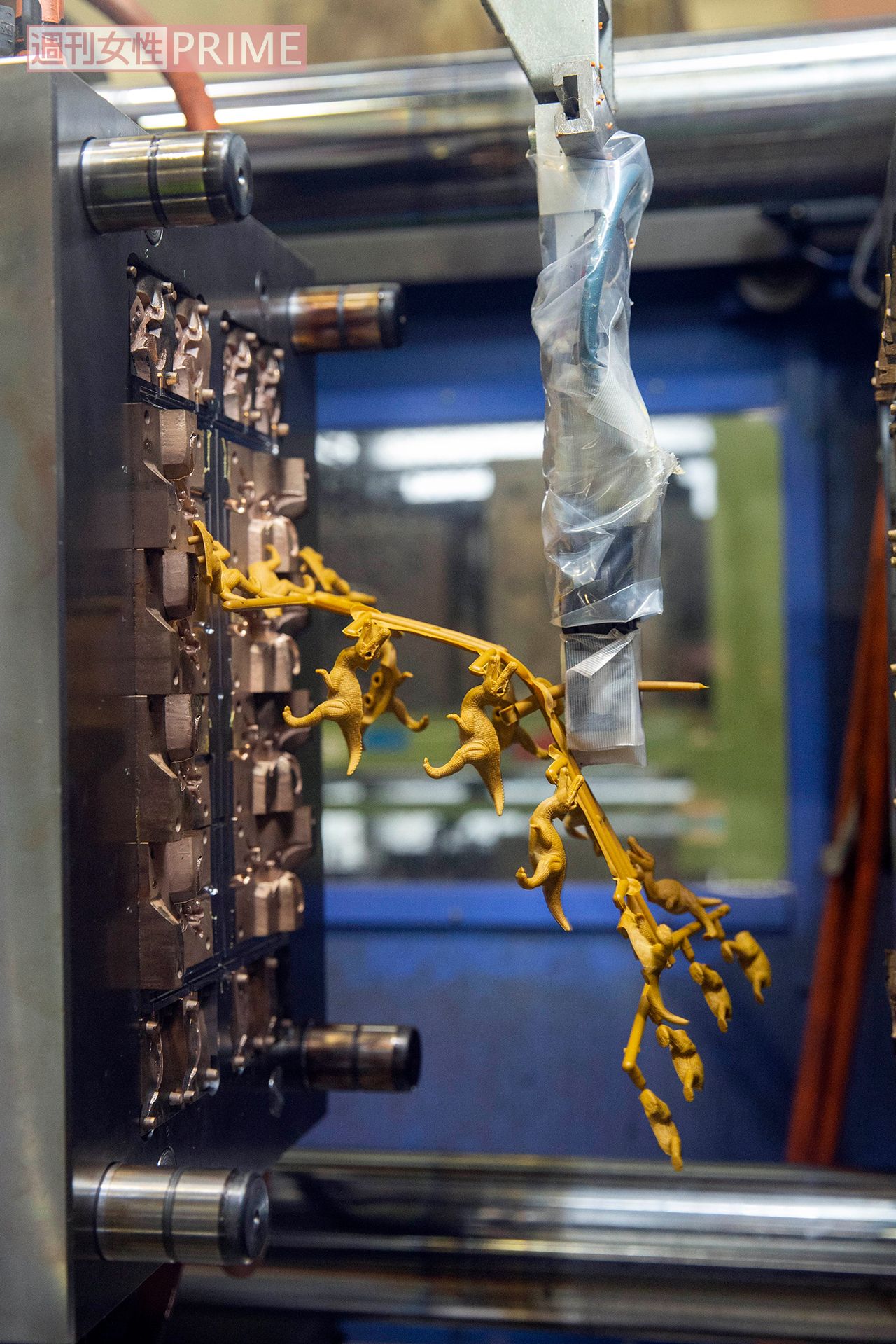 (5)冷却して固まったら金型からペリリとはがす。どこか快感