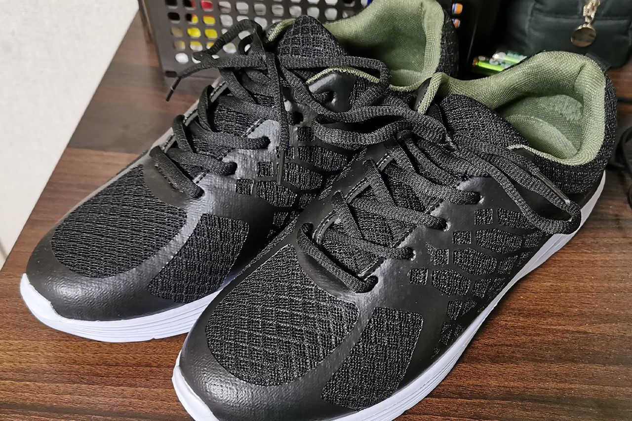 服と小物はモノトーンで統一し、ミニマムに