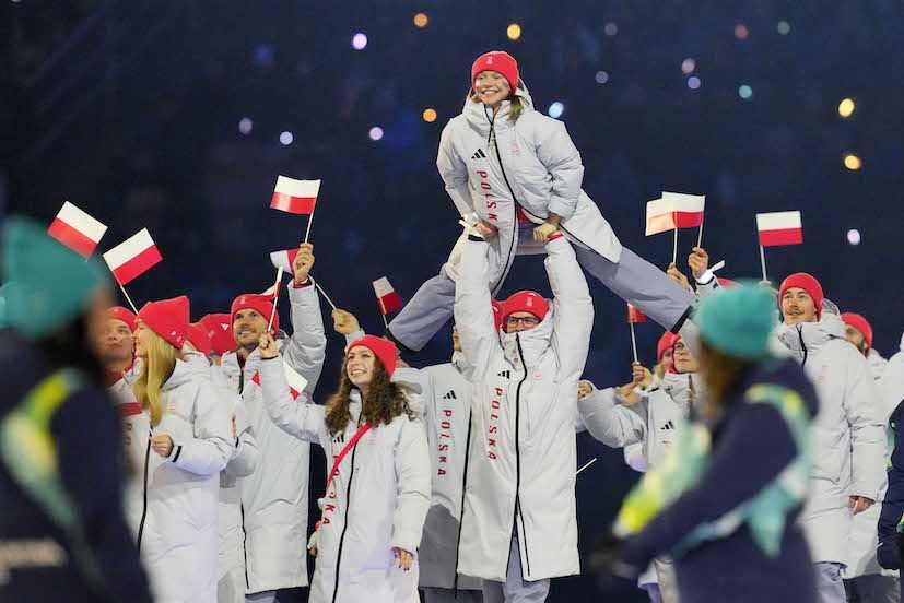 ミラノ・コルティナ五輪の開会式で行進するポーランド代表選手団（代表撮影）