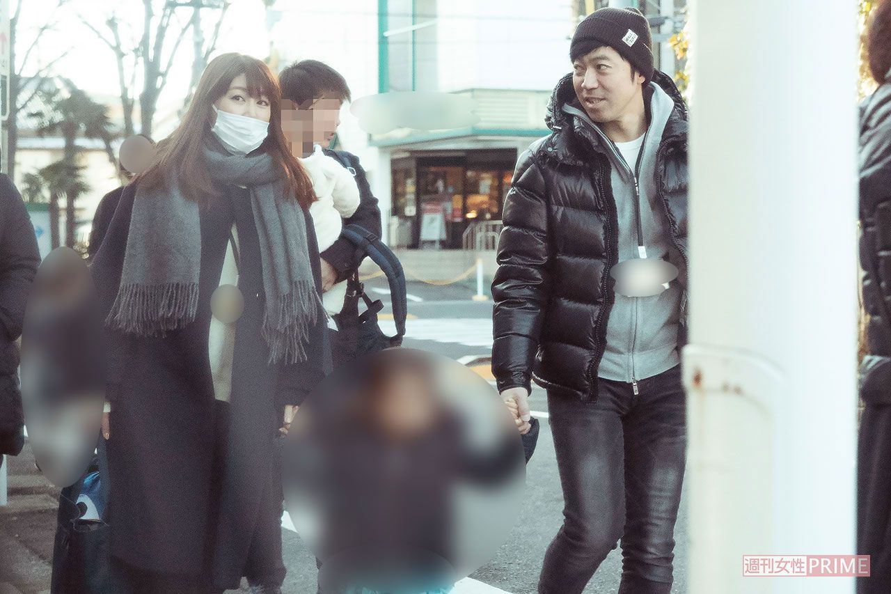 手を繋いで歩く東貴博・安めぐみ夫妻