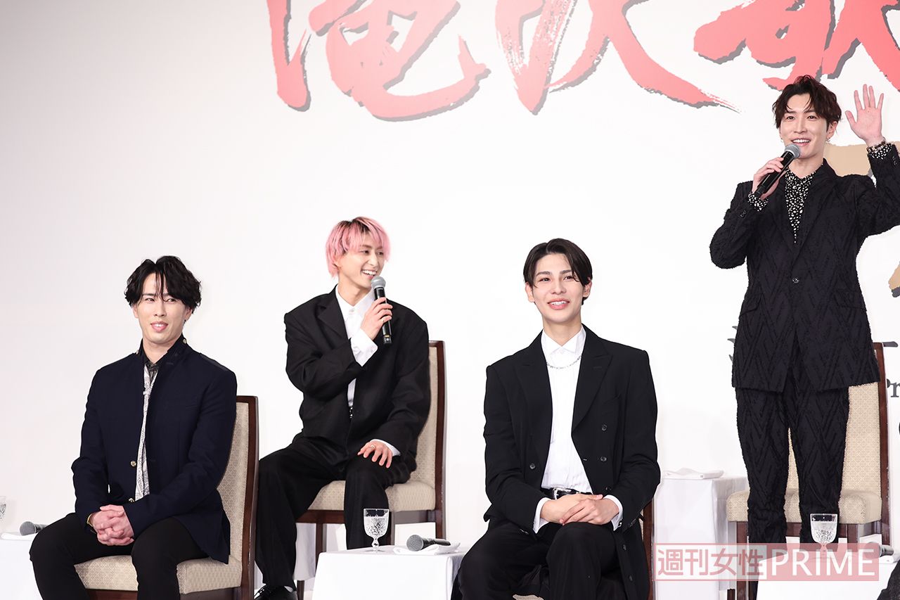 「後ろのカメラ、ワイドショーですよね。タッキー（滝沢秀明）見てる？会見してます」と手を振った後、「すみません。勝手に名前を出しちゃいました」と渡辺　撮影／北村史成