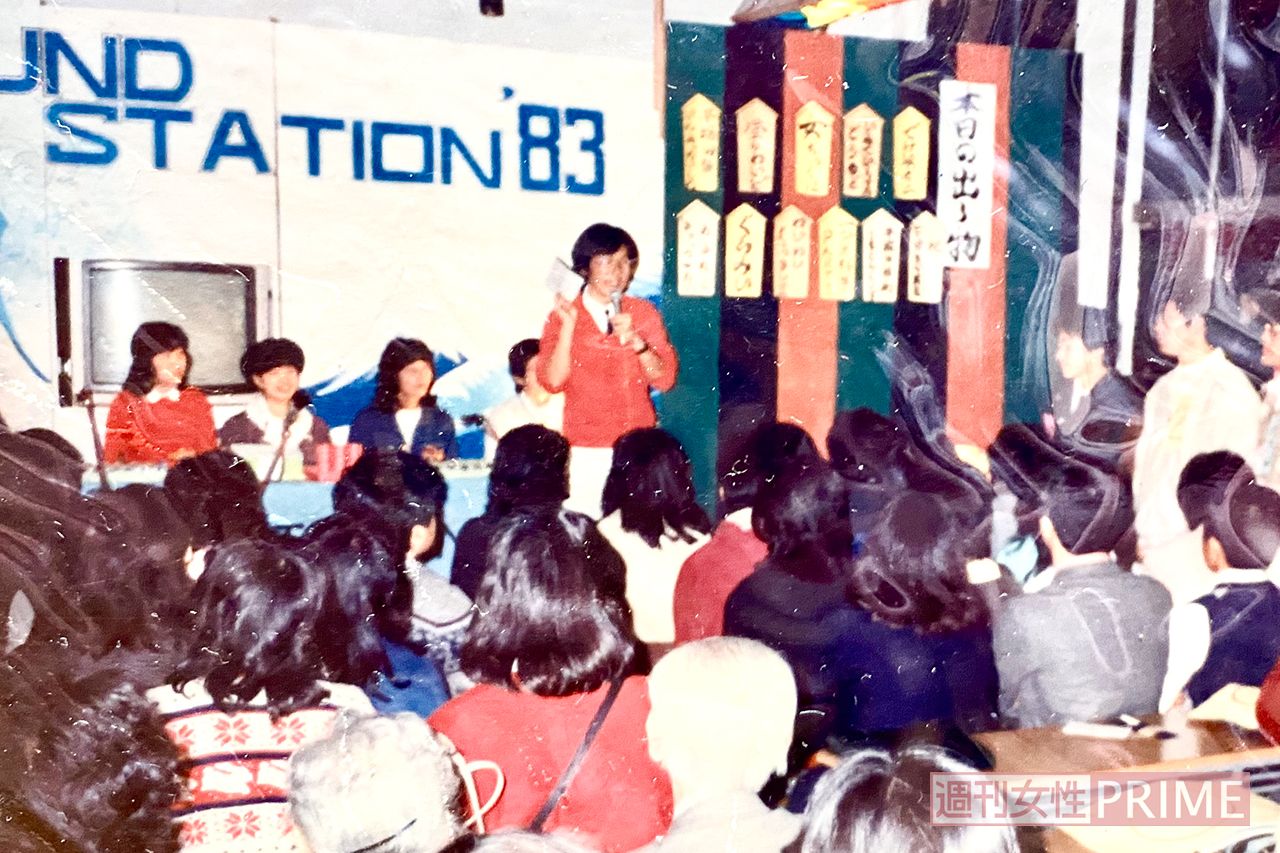 大学時代は放送研究会に入り、学園祭で司会を務める笠井さん（中央）