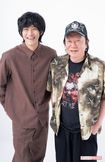 松坂桃李(左)と古田新太(右) 撮影/高梨俊浩