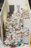 女性(40代)が孤独死したゴミ屋敷をイメージして作られたミニチュア作品。左奥が亡くなっていた場所