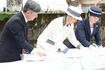 対馬丸事件の犠牲者を弔う小桜の塔に供花される両陛下と愛子さま(6月5日)