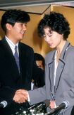 1989年12月31日、破局会見の最後に近藤真彦(左)と握手を交わした中森明菜