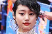 忽那汐里「闇を感じる」ホワイトヘアの“トラウマ級”激変にネット唖然も…元国民的美少女も32歳の現実