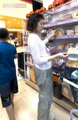 2024年9月中旬、『ダイソー』のハロウィンパーティーのコーナーで、真剣な表情で紙皿を選んでいた神田アナ