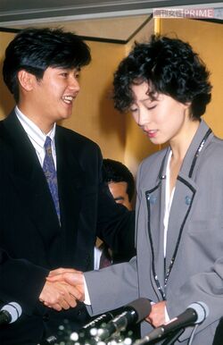 1989年12月31日、破局会見の最後に近藤真彦（左）と握手を交わした中森明菜