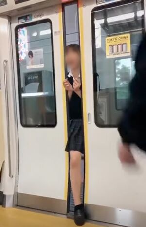 2019年に投稿された電車のドアに“わざと”顔や体を挟む女子高生集団