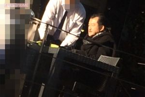 '18年1月、オフの日に愛犬を連れて都内の鉄板焼き店で食事を楽しんでいた吉田夫妻