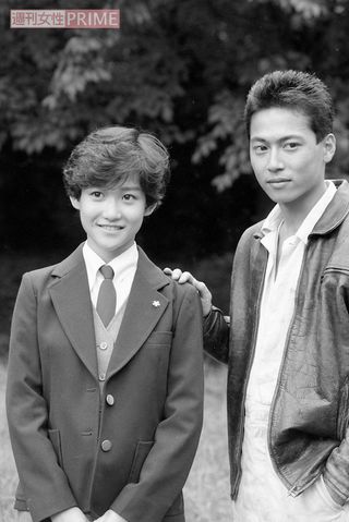 1985年9月、笑顔を見せる岡田有希子さん。ドラマで共演した三上博史と