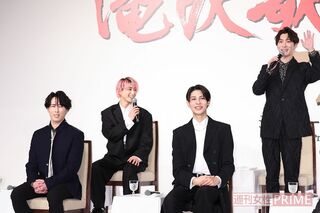 「後ろのカメラ、ワイドショーですよね。タッキー（滝沢秀明）見てる？会見してます」と手を振った後、「すみません。勝手に名前を出しちゃいました」と渡辺　撮影／北村史成