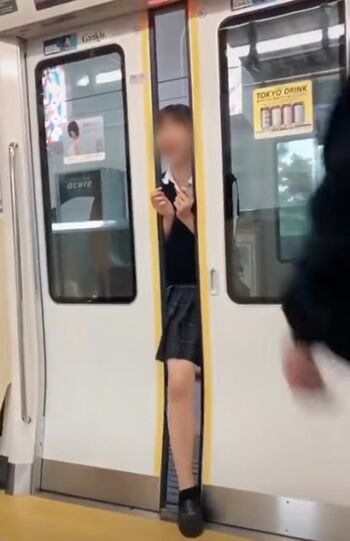 2019年に投稿された電車のドアに“わざと”顔や体を挟む女子高生集団