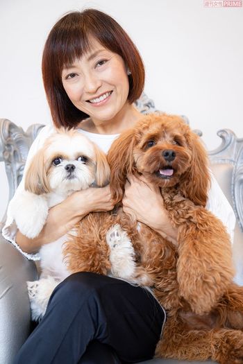 「犬をぎゅっとしたり、ちょっとしたことで笑ったり、小さなことで今は幸せを感じられる。何の不満もない。昔苦しかったことを思えば、人生何とでもなると思う。自分で努力できることなら、何とでも」　撮影／齋藤周造