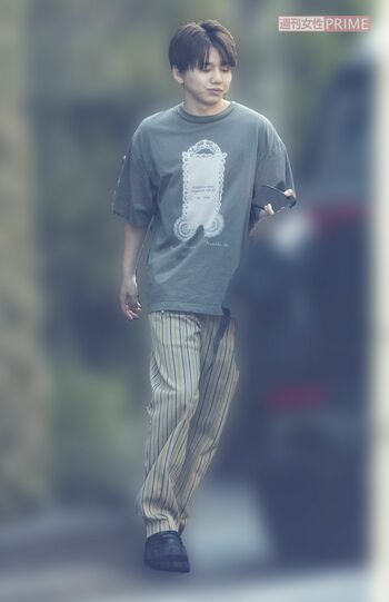 7月中旬、男児を車に乗せて運転席に向かう『Da-iCE』花村想太。7月下旬にもまったく同じ服装をしていた