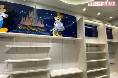 12月6日、オープン2日目の『ディズニーフラッグシップ東京』のグッズはほとんど売り切れて棚には何もない