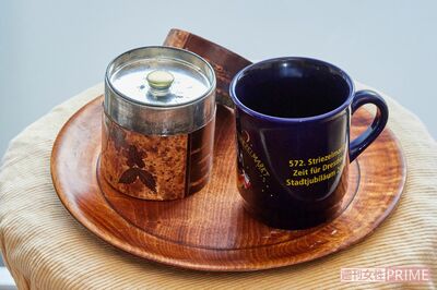 お茶をいれるときは茶葉をマグカップのなかに直接投入し、お湯を注ぐ。茶葉には栄養素が多く含まれているので口に入ったものは食べてしまう（撮影／廣瀬靖士）
