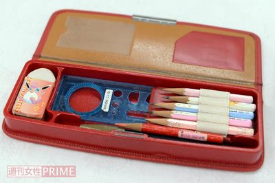 にいなちゃんの筆箱。きれいに鉛筆が削られている。冬休み明け、学校に行くのを楽しみにしていた少女の希望は突然犯人によって打ち砕かれた