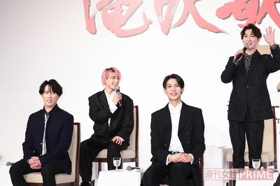 「後ろのカメラ、ワイドショーですよね。タッキー（滝沢秀明）見てる？会見してます」と手を振った後、「すみません。勝手に名前を出しちゃいました」と渡辺　撮影／北村史成