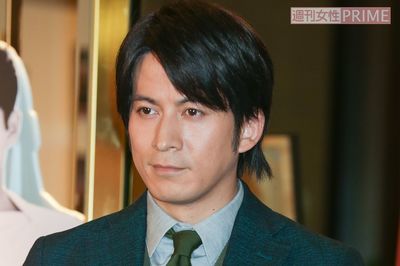 岡田准一、“顔Tシャツ” の正体判明で見えてきたキムタクとの共通点