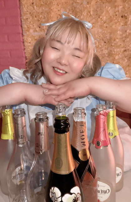 「ホス狂い」を経て、現在はYouTubeの出演やバーでの勤務をしている（「ホス狂いあおい」さんのインスタグラムより）