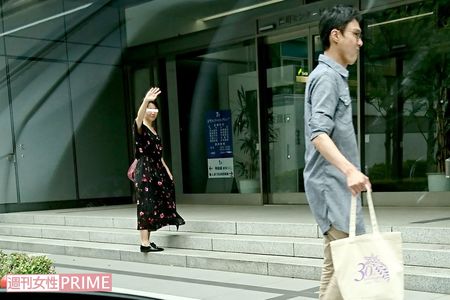 大沢に笑顔で手を振る彼女。彼の姿が楽屋口に消えるまで見送っていた