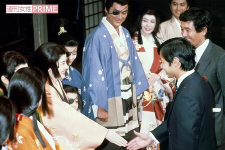 NHK大河ドラマ『独眼竜政宗』の撮影現場を見学される天皇陛下（1986年、当時は皇太子さま）