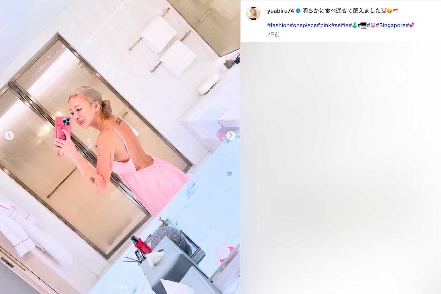 《明らかに食べ過ぎて肥えました》というコメントとともに、ワンピース姿の写真を投稿したあびる優。背中や腕に入ったタトゥーもはっきり見える（本人のインスタグラムより）