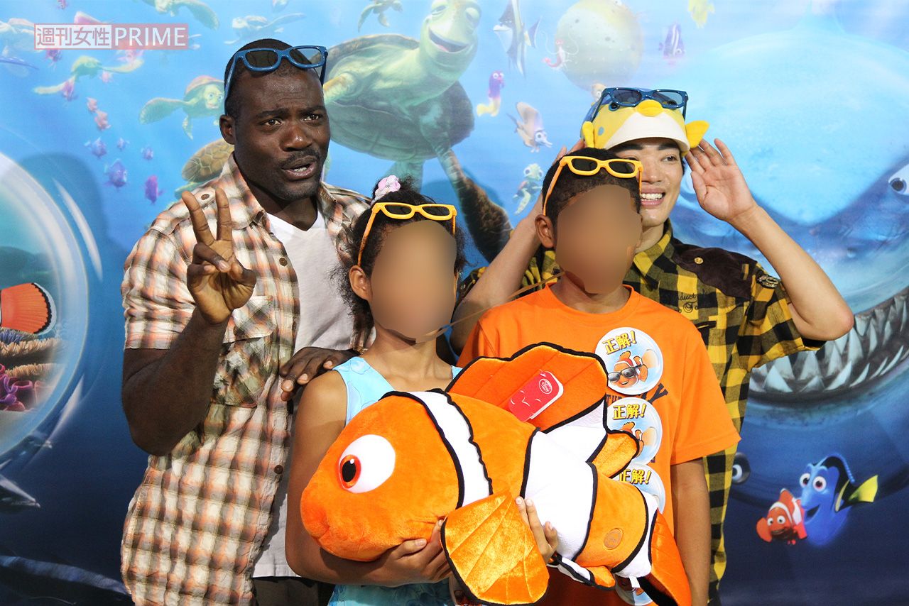 2012年9月、映画イベントに出席したボビーと2人の子ども