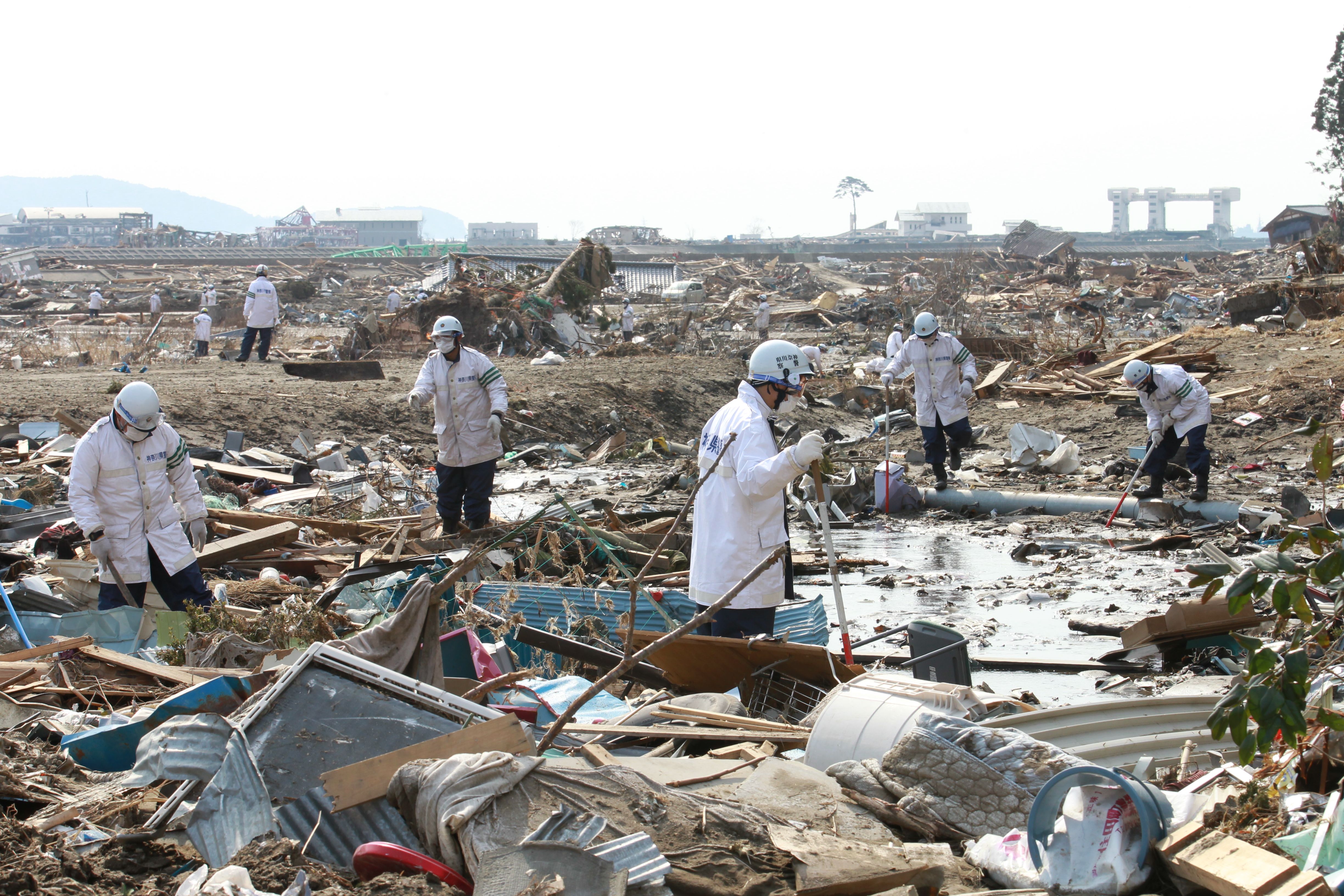 行方不明者の捜索を行う警察たち。各地から、多くの警察が訪れていた（陸前高田市、2011年3月29日〜4月1日）