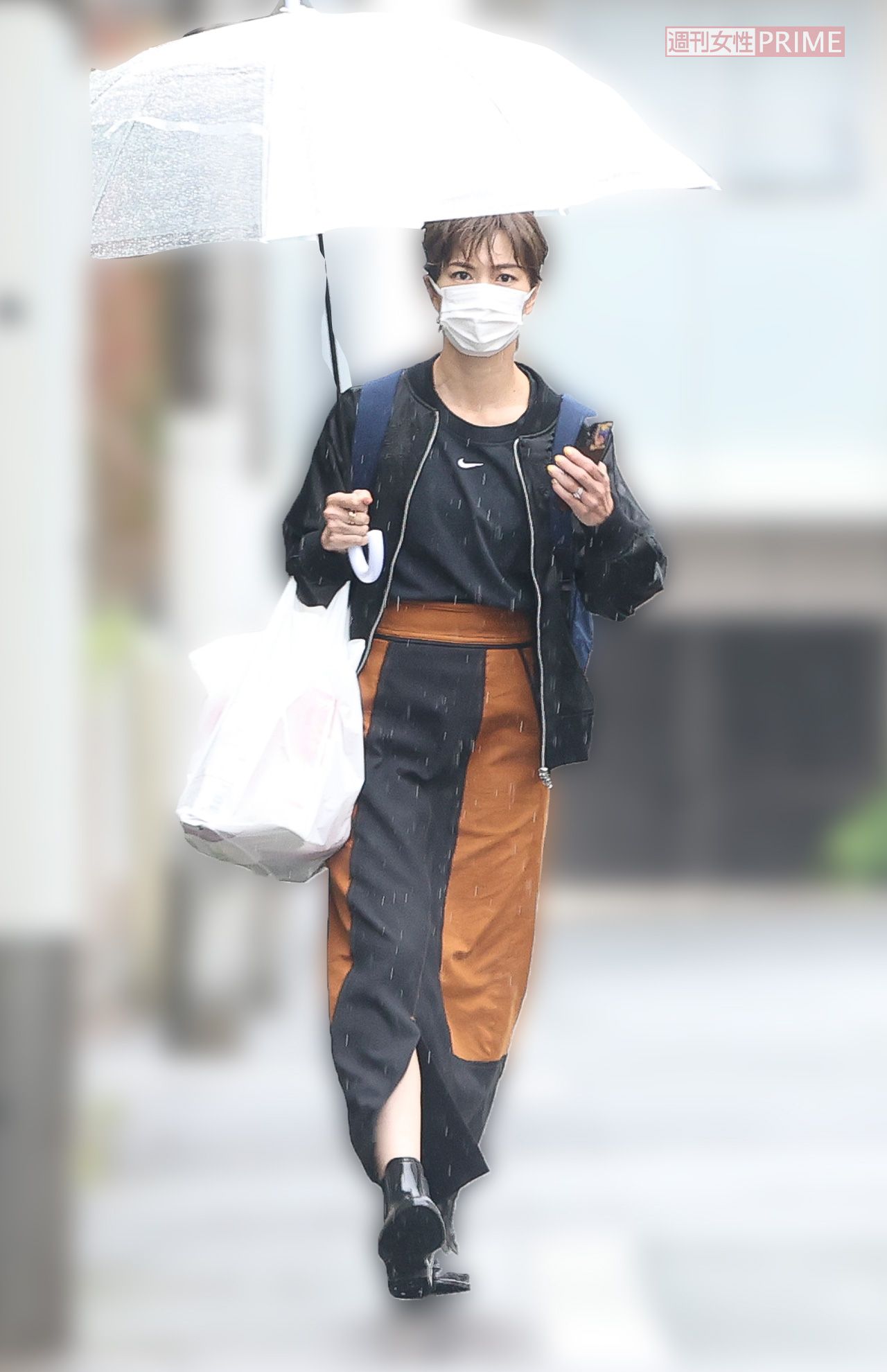 5月中旬、傘を差して自宅へ戻る安田美沙子を直撃したが、質問には答えなかった。左手薬指には指輪が光って…