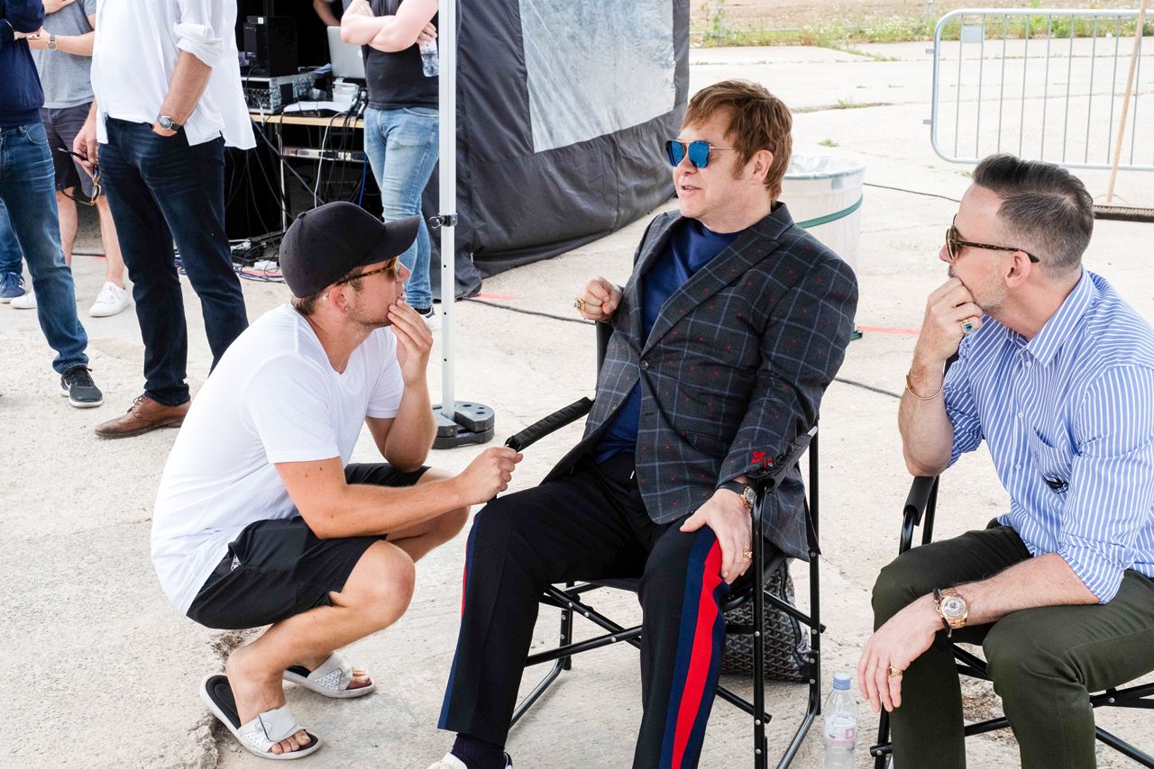 左のタロンが話をするのは、今作の製作総指揮も務めたエルトン・ジョン　(c)2018 Paramount Pictures. All rights reserved.