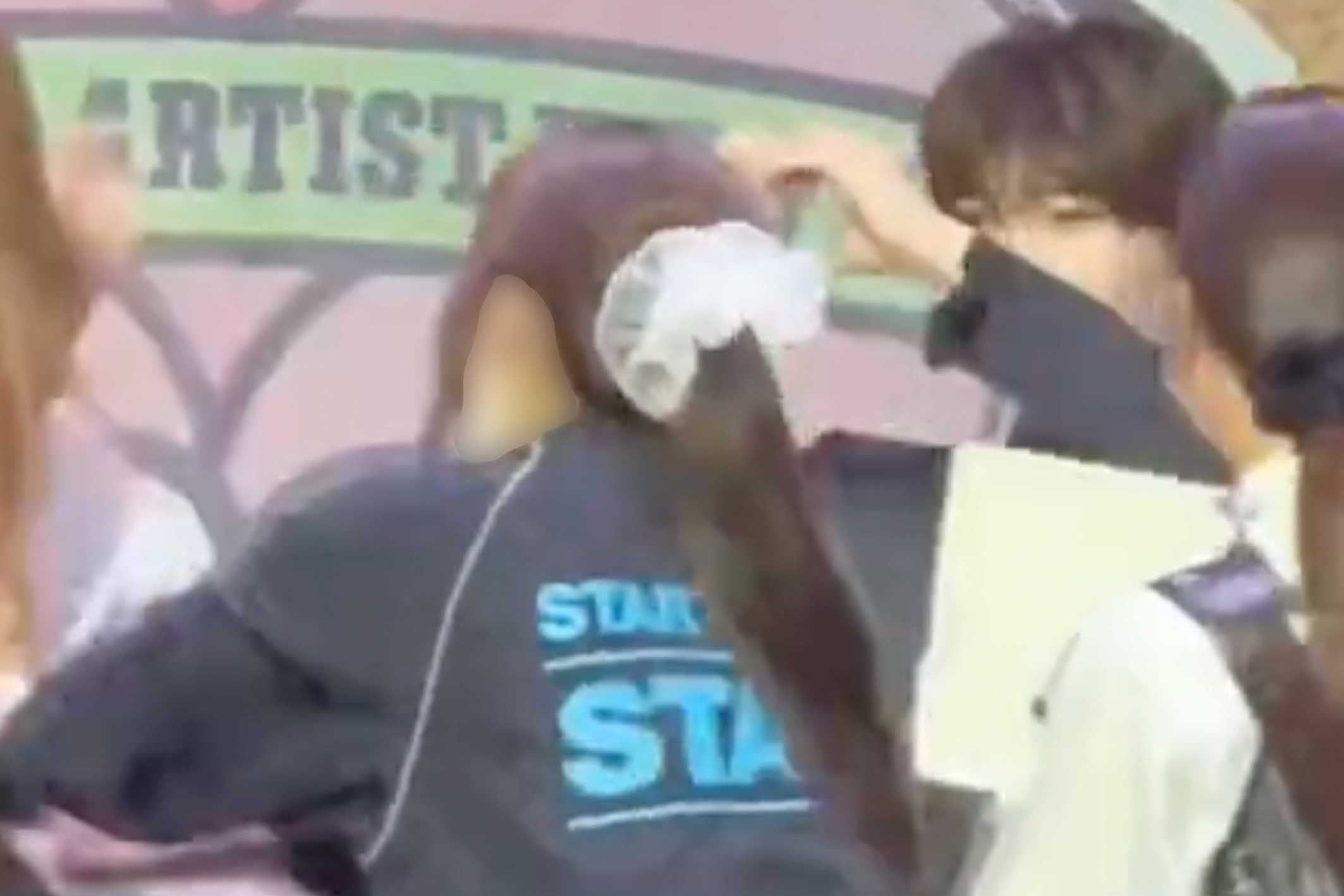 『KCON JAPAN 2025』でファンをあまりにも急かしすぎていると大炎上した“シュシュ女”（Xより）