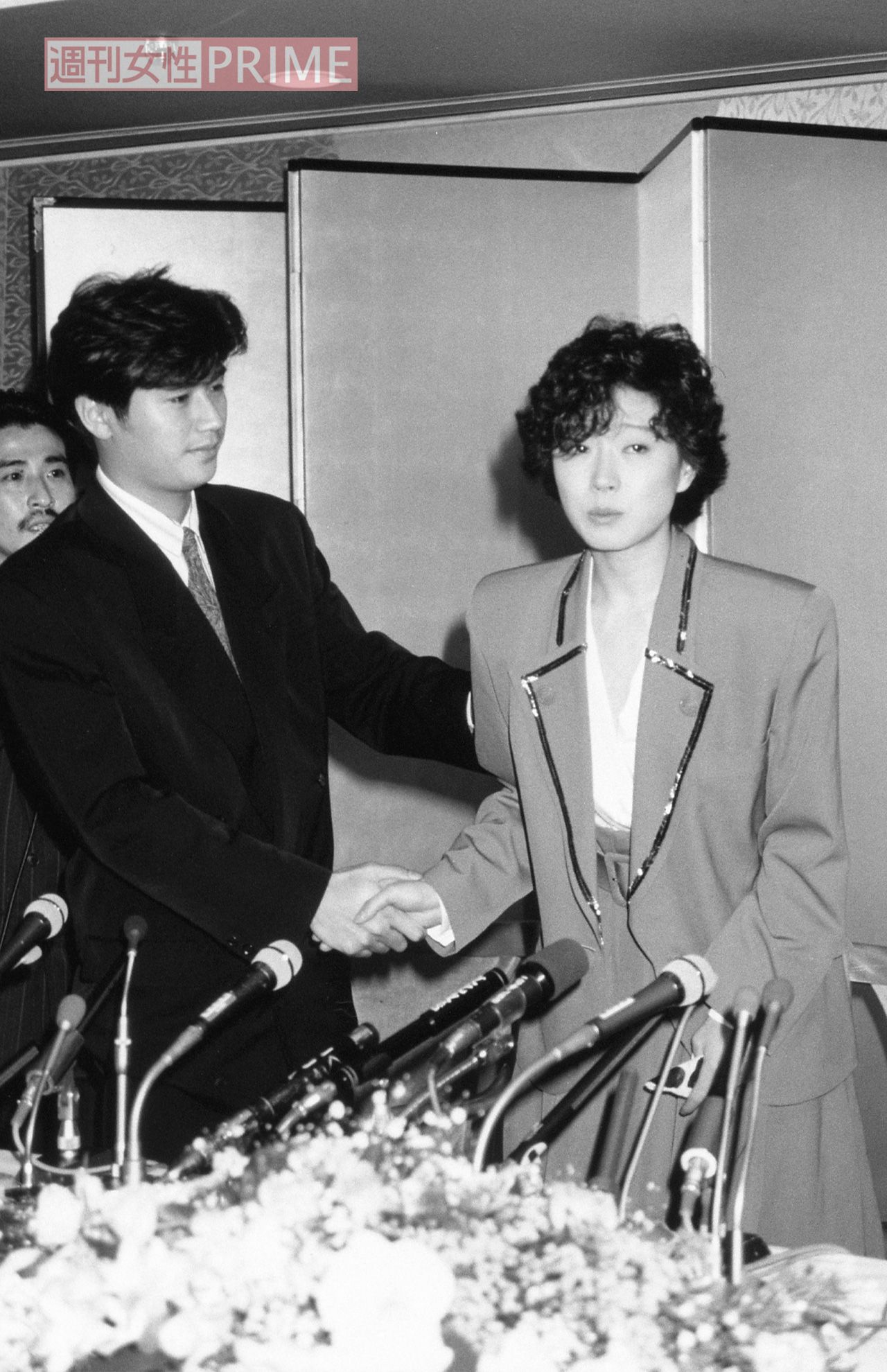 1989年12月31日、近藤真彦同席のもとで中森明菜は自殺未遂騒動を謝罪した