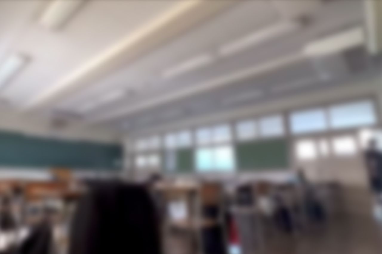 教室に入る窃盗犯 1/8（SNSより、以下同）