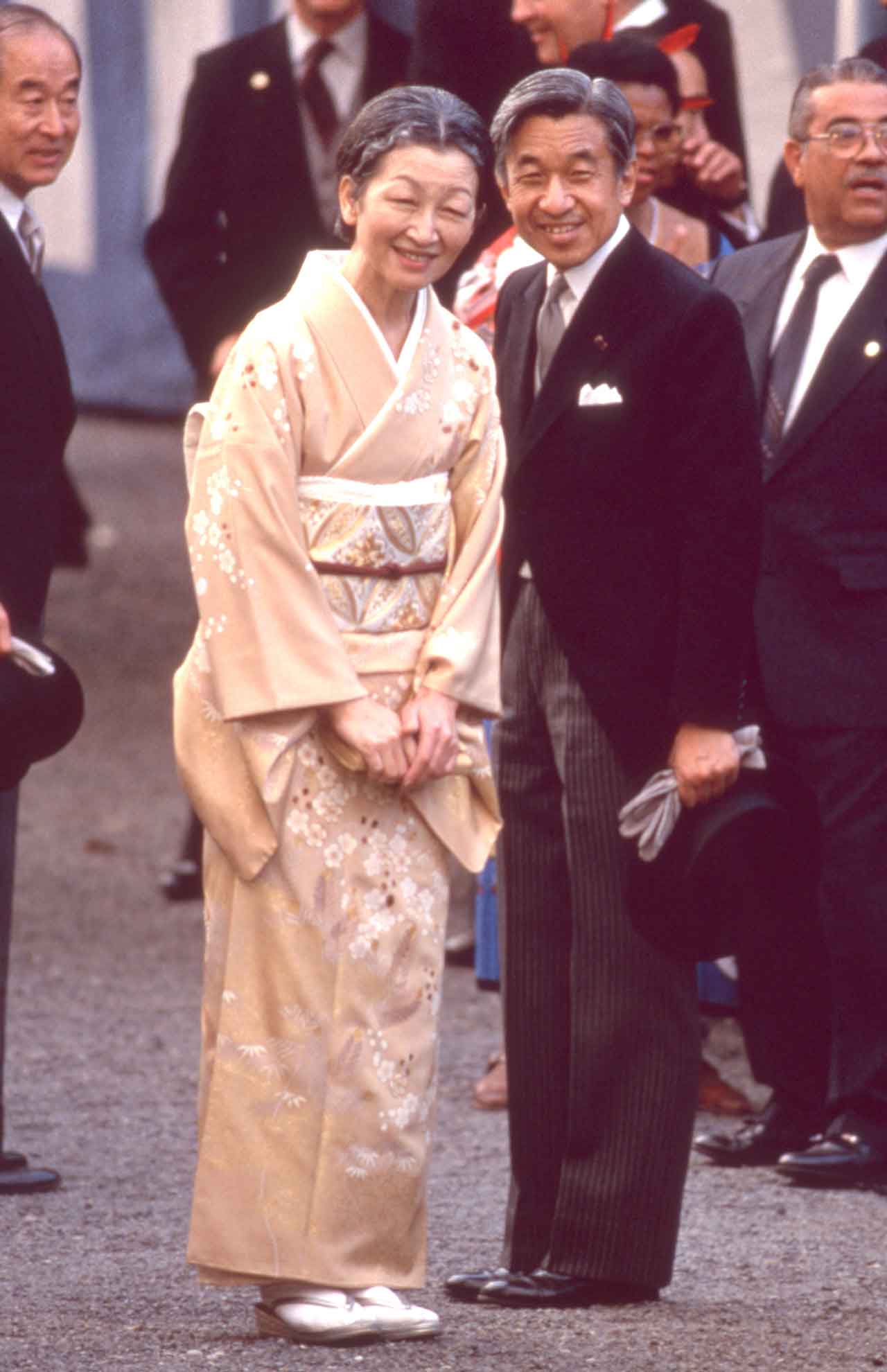 即位後の園遊会でも「梅」があしらわれたお着物を（'90年11月）