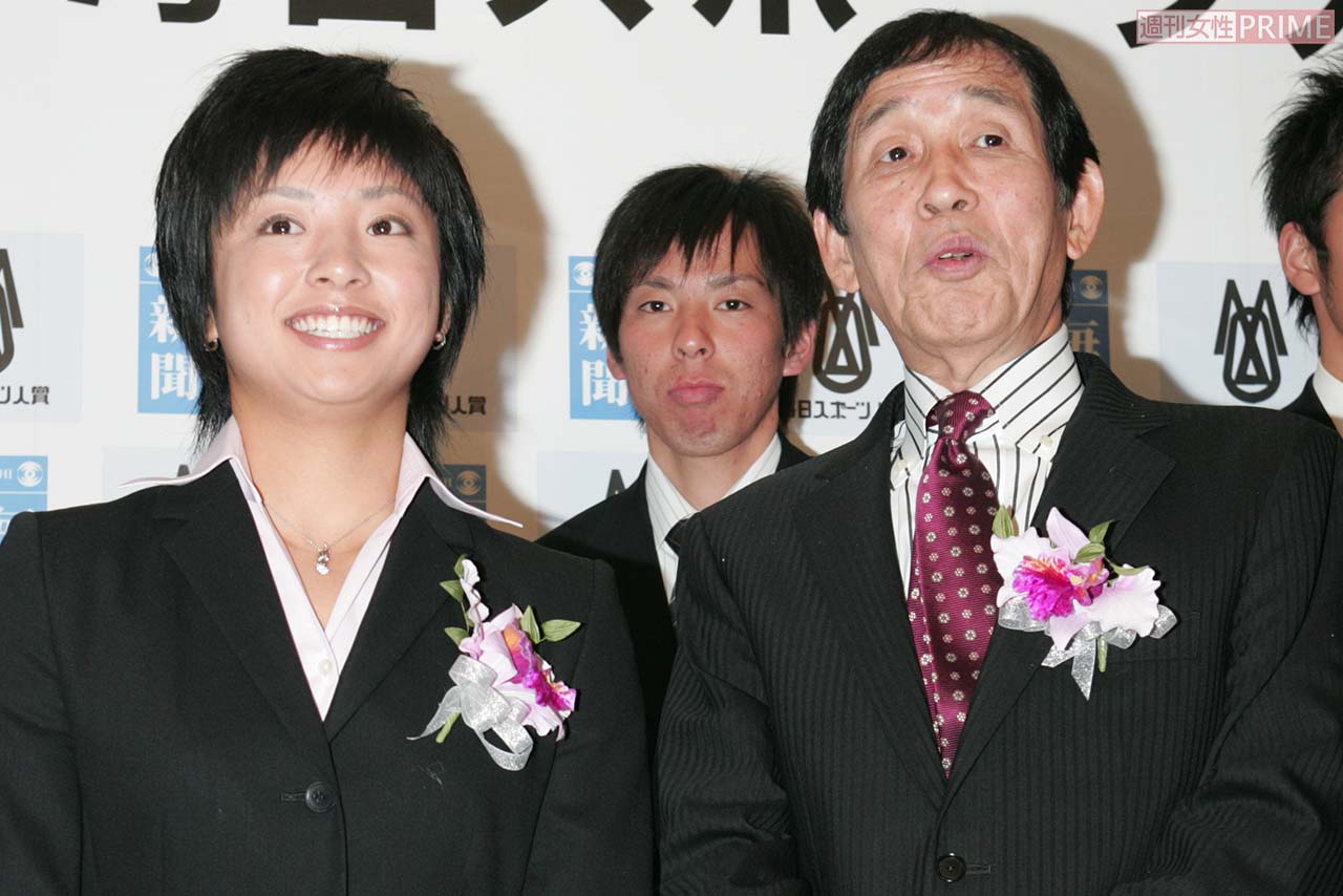 2007年12月、毎日スポーツ人賞表彰式で“師匠”萩本欽一と並ぶ片岡安祐美
